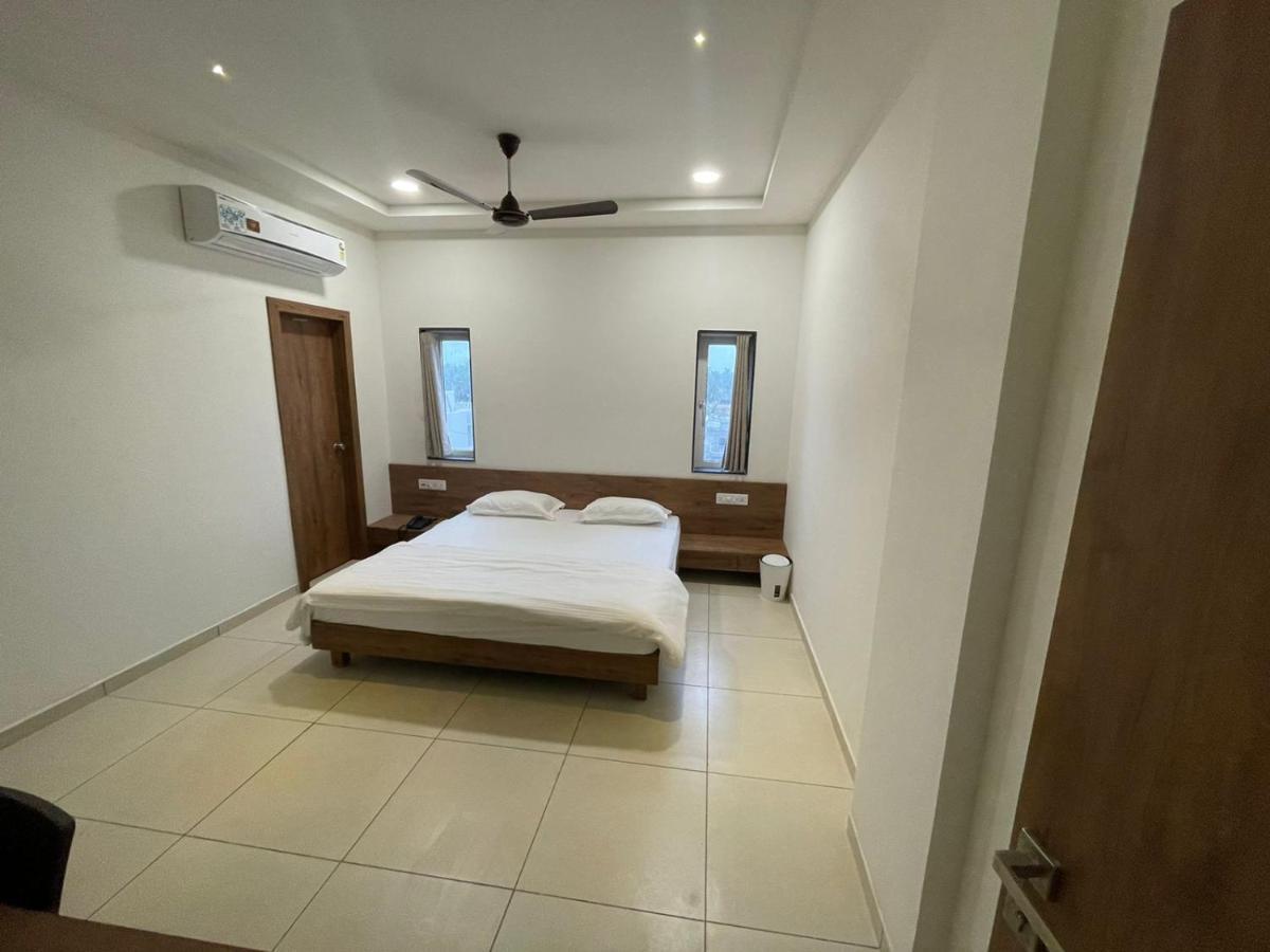 Hotel Revive Veraval Extérieur photo