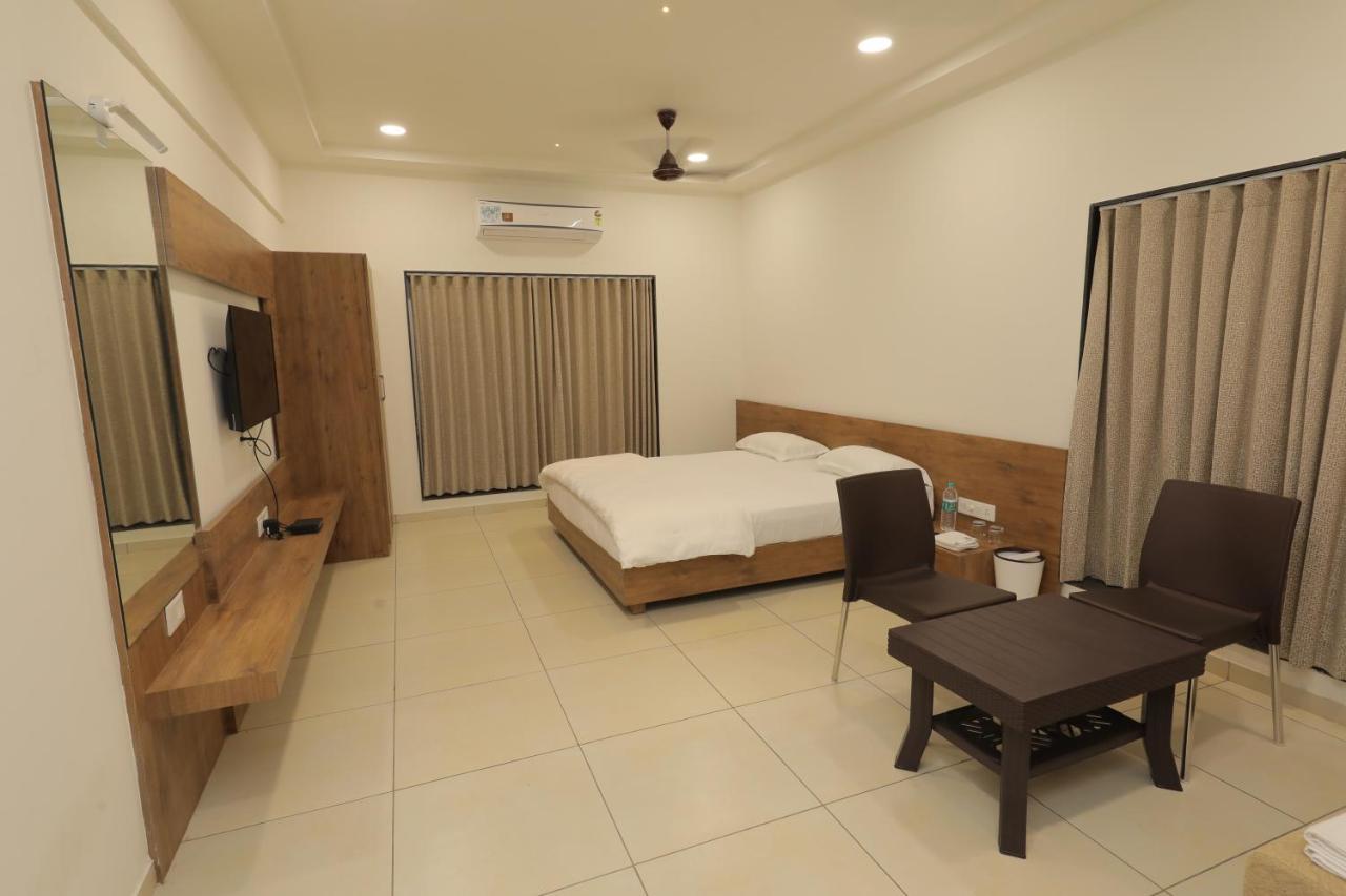 Hotel Revive Veraval Extérieur photo