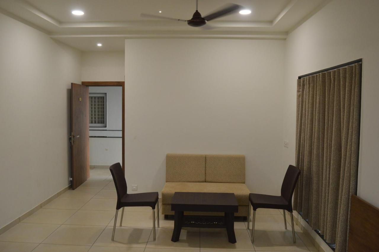 Hotel Revive Veraval Extérieur photo
