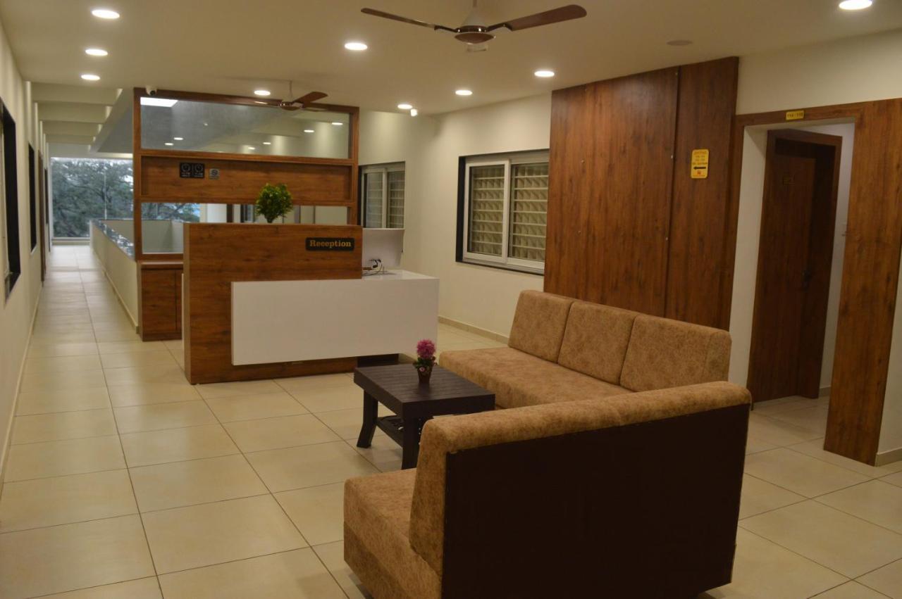 Hotel Revive Veraval Extérieur photo