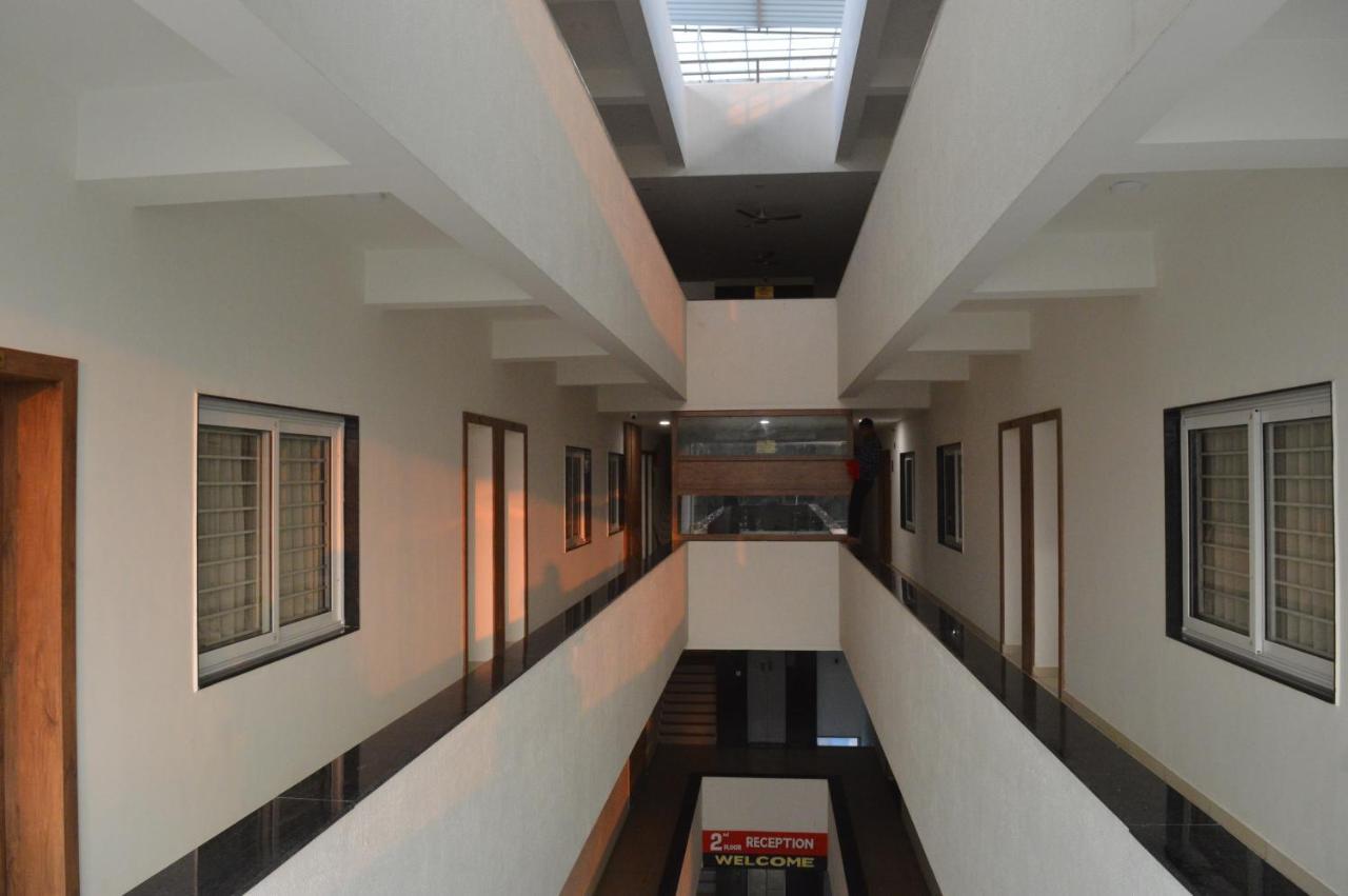 Hotel Revive Veraval Extérieur photo