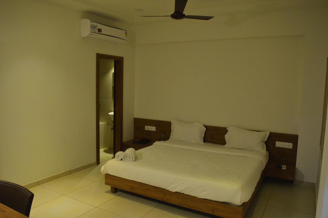 Hotel Revive Veraval Extérieur photo