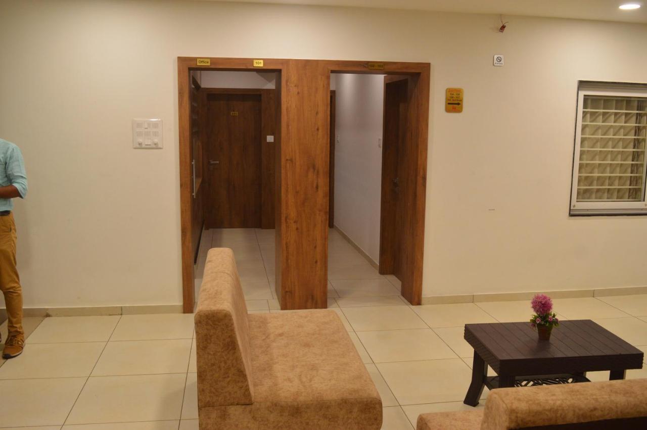 Hotel Revive Veraval Extérieur photo
