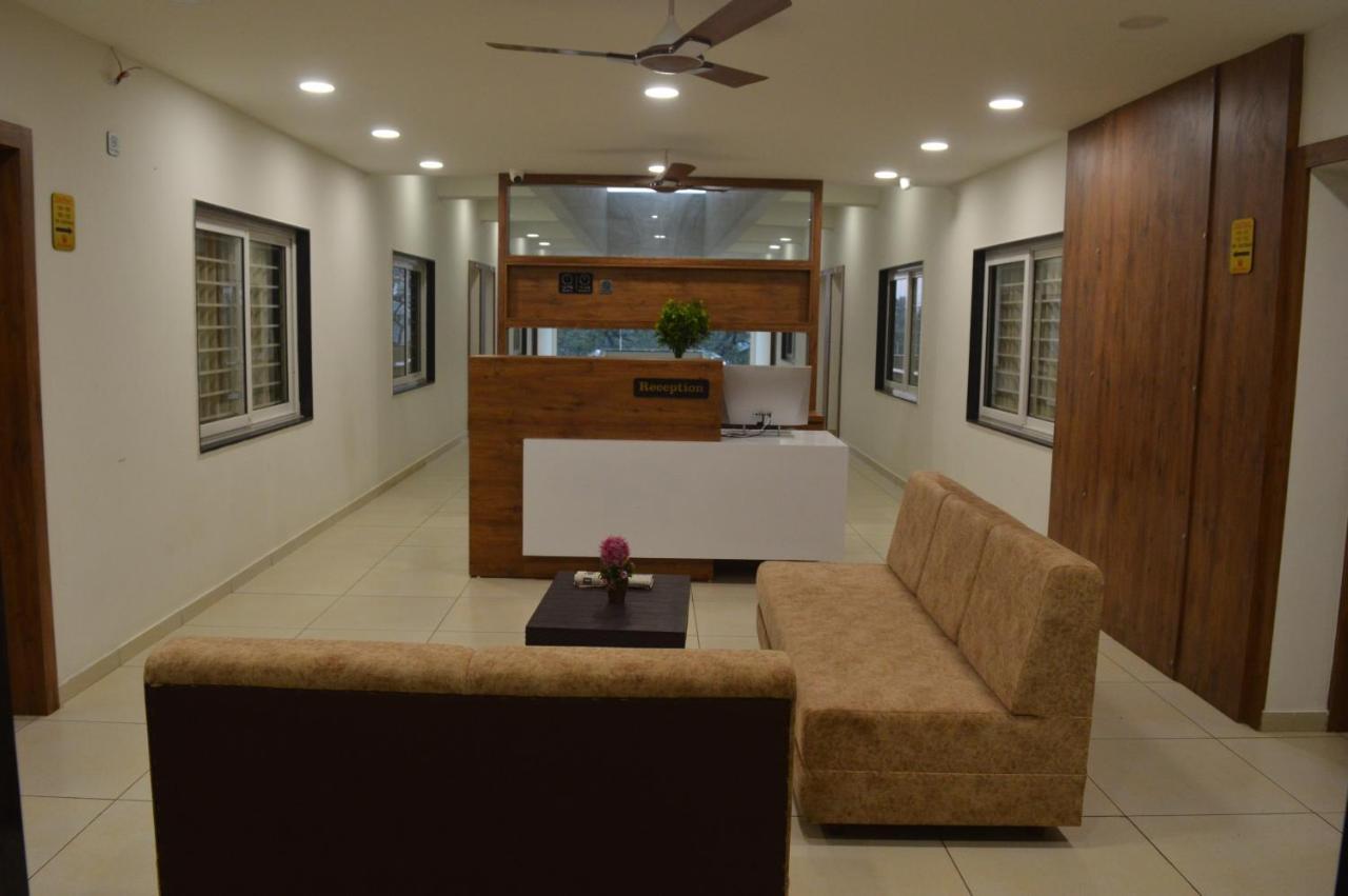 Hotel Revive Veraval Extérieur photo