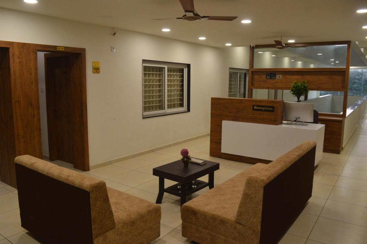 Hotel Revive Veraval Extérieur photo