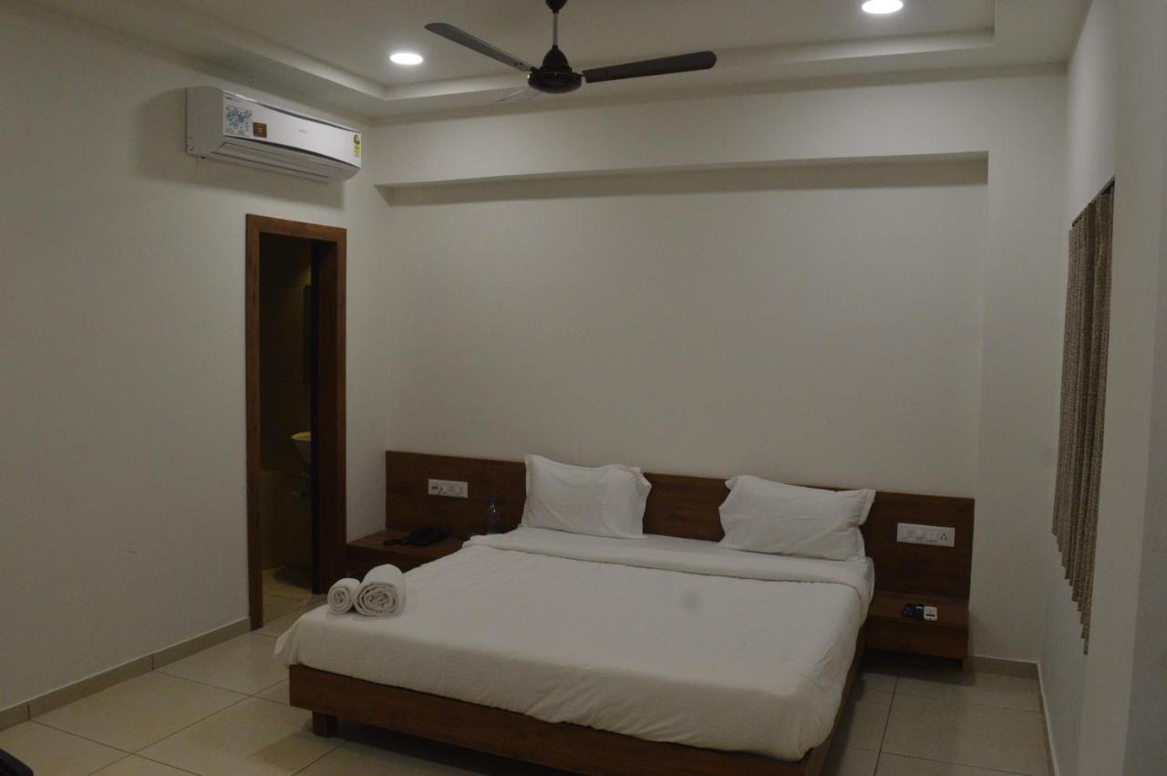 Hotel Revive Veraval Extérieur photo